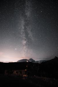 a starry night with the milky way in the sky at Casa Cristalul Muntilor in Poiana Mărului