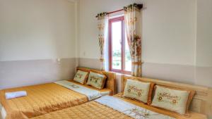 Un pat sau paturi într-o cameră la Khách sạn Hoàng Hải