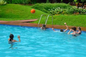 Bazén v ubytování Carmelia Haven Resort Thekkady nebo v jeho okolí