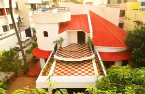 une vue aérienne sur une maison avec un toit rouge dans l'établissement Villa Marinaa, à Pondichéry