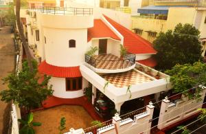 une vue aérienne sur un bâtiment avec un toit rouge dans l'établissement Villa Marinaa, à Pondichéry