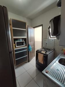 Кухня или мини-кухня в Casa Temporada Cabo Frio 2 Quartos com Ar Cond
