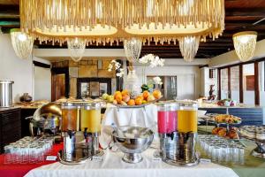 una cocina con buffet con bebidas en una mesa en Zebula Golf Estate & Spa Executive Holiday Homes en Mabula