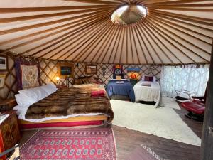Voodi või voodid majutusasutuse Ngahere Hou Glamping toas