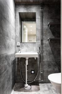 un bagno con lavandino e specchio di RukaValley Unique75 a Ruka Altre 10 foto