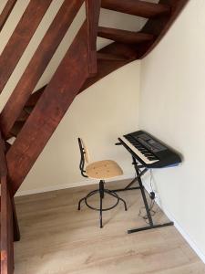 una scrivania con tastiera e sedia in camera di Chambre (Pluton) - Proche gare TGV et PARIS a Massy
