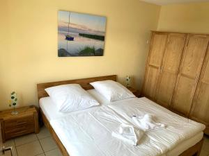 a bed with two white towels on top of it at Ferienhaus Elida in Krummin