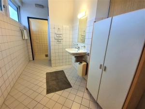 ein Bad mit einem Waschbecken und einem Spiegel in der Unterkunft Apartments ChezTom Nenzing in Nenzing