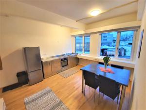 Kuchyňa alebo kuchynka v ubytovaní Apartments ChezTom Nenzing