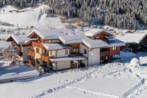 una vista aérea de una casa en la nieve en Haus Rosmarie, en Neustift im Stubaital