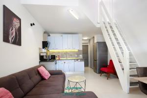 斯提尼薩的住宿－Apartment "Santa Lucia"，一间带棕色沙发的客厅和一间厨房