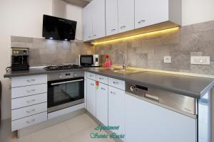 Kuchyňa alebo kuchynka v ubytovaní Apartment "Santa Lucia" + 15 fotografií