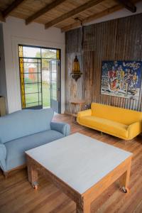 a living room with two couches and a coffee table at Versión Moreno in General Villegas