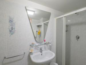 Hotel City tesisinde bir banyo