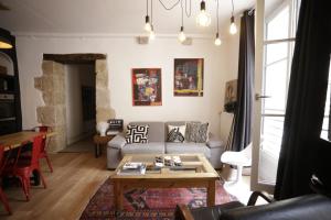 a living room with a couch and a table at L'APPART LE 5 in Blois