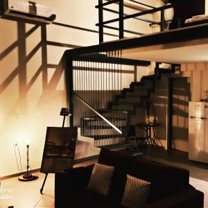帕特雷的住宿－Sealoft，一间带楼梯和沙发的客厅