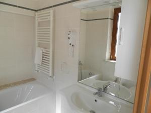フィウミチーノにあるAppartamento Fiumicinoの白いバスルーム(バスタブ、シンク付)