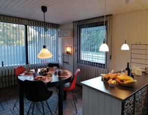 una cucina con tavolo e cibo di Urhanen a Gedser