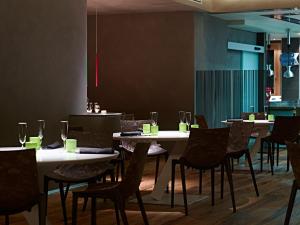 Reštaurácia alebo iné gastronomické zariadenie v ubytovaní Hotel Aqua Crua