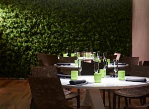 Reštaurácia alebo iné gastronomické zariadenie v ubytovaní Hotel Aqua Crua