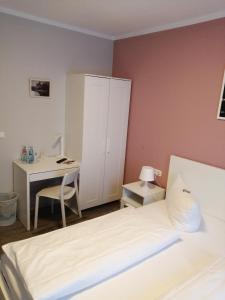 Postel nebo postele na pokoji v ubytování Hotel Altes Badehaus