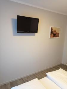 TV a/nebo společenská místnost v ubytování Hotel Altes Badehaus