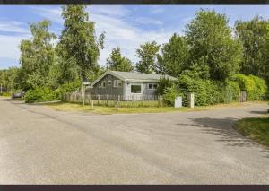 Byggingin sem sumarhúsið er í
