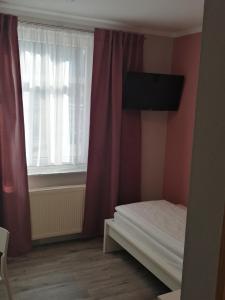 TV a/nebo společenská místnost v ubytování Hotel Altes Badehaus