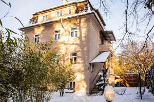 Das Gebäude in dem sich die Villa befindet