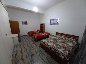 1 dormitorio con 1 cama y 2 almohadas rojas en Bella Reggio en Reggio Calabria