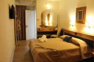 Postel nebo postele na pokoji v ubytování Hotel Villa Pigalle