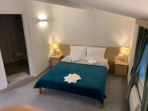 Katil atau katil-katil dalam bilik di Garni hotel Vir