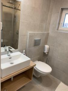 Bilik mandi di Garni hotel Vir