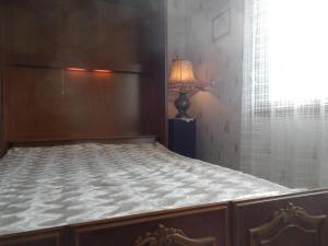 CherrueixにあるGîte en Baie du Mont Saint Michelのベッドルーム1室(ランプ付)