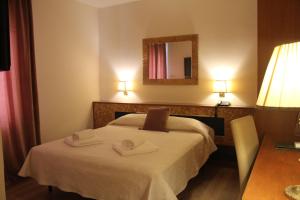 Postel nebo postele na pokoji v ubytování Hotel Villa Pigalle