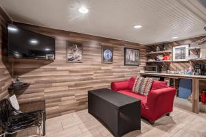 un soggiorno con divano rosso e TV di East Downtown Modern Cabin a Houston