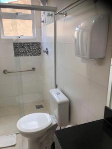 聖湖鎮的住宿－Flat de luxo em Lagoa Santa/MG，白色的浴室设有卫生间和淋浴。