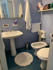 a bathroom with a sink and a toilet at Mirador de Plaza España in Cordoba