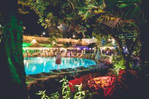 Bazén v ubytování Hotel Villa Pigalle nebo v jeho okolí