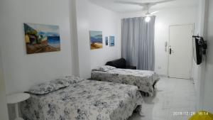 Llit o llits en una habitació de Quitinete Centro de Guarapari.