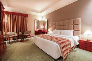 Panorama Hotel and Spa في المنامة: غرفة نوم كبيرة مع سرير كبير ومكتب