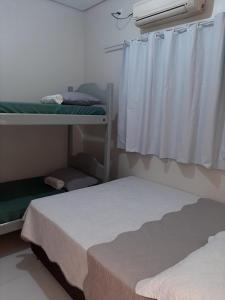 a bedroom with two bunk beds and a window at Casa de dois quartos in Carolina