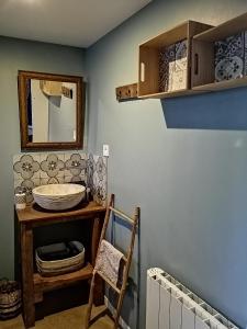 アレストにあるLa ferme de Mademoiselle Jeanneのバスルーム(洗面台、壁掛け鏡付)
