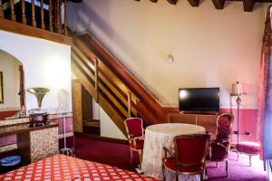 TV a/nebo společenská místnost v ubytování Hotel Villa Pigalle