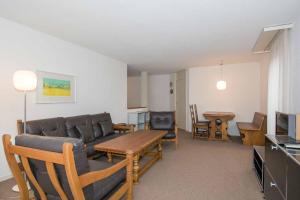 sala de estar con sofá y mesa en Ferienwohnung Schlegeli, en Adelboden