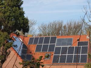 un grupo de paneles solares en un edificio de ladrillo en Beachhouse Zeewinde en Zoutelande