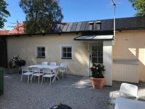 une table et des chaises devant une maison dans l'établissement Fogelbergs TuB, à Visby