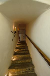 un escalier avec deux bougies sur le côté du bâtiment dans l'établissement Goldgasse Apartments de Luxe, à Salzbourg