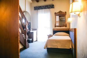 Postel nebo postele na pokoji v ubytování Hotel Villa Pigalle + 37 fotografií