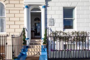 una casa blanca con una puerta delante de ella en No. 98 Boutique Hotel en Weymouth